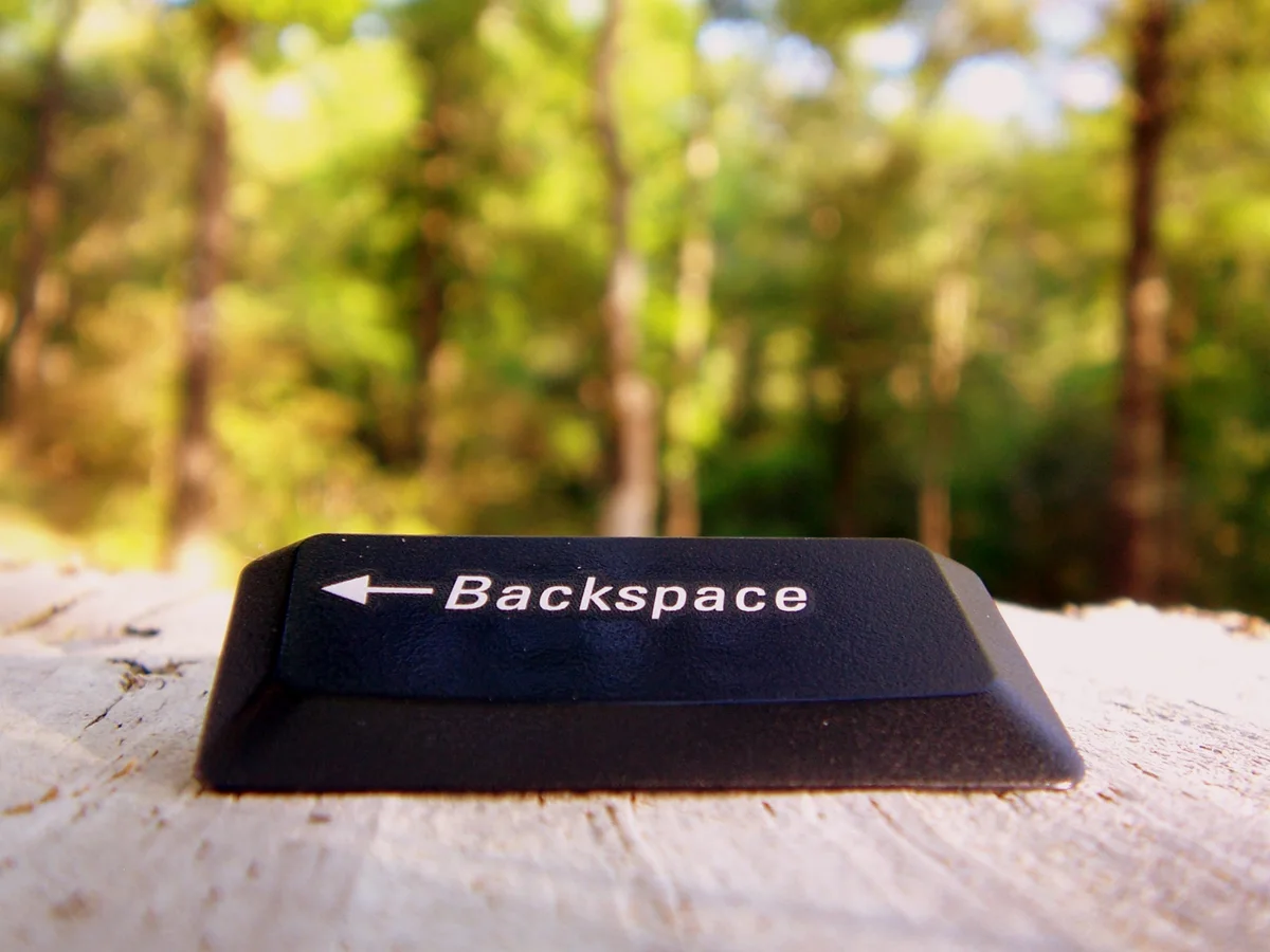 분리된 Backspace 키. 지우는 동작의 횟수만으로 문자 묶음·코드 단위·바이트를 같게 취급하지 않습니다.